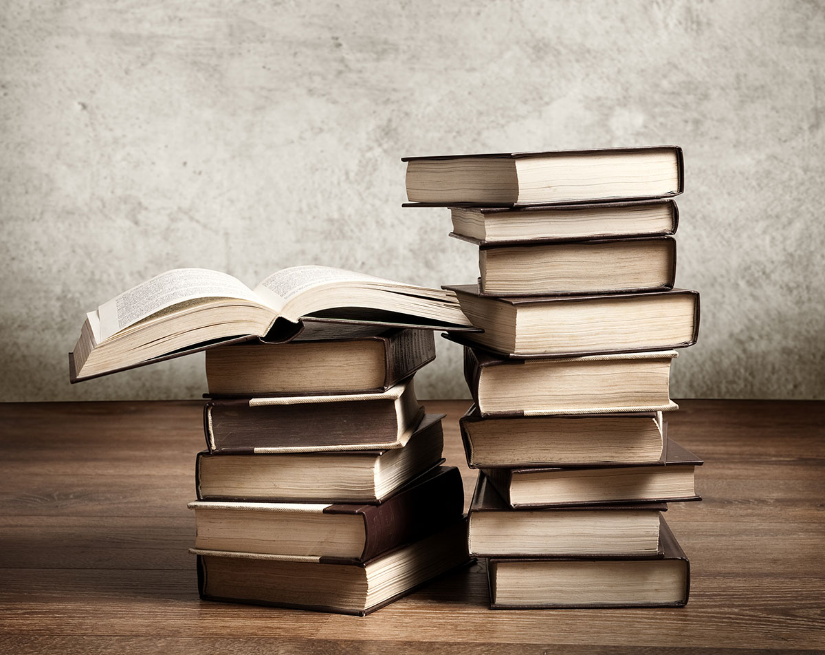 Rechtsbücher auf Schreibtisch